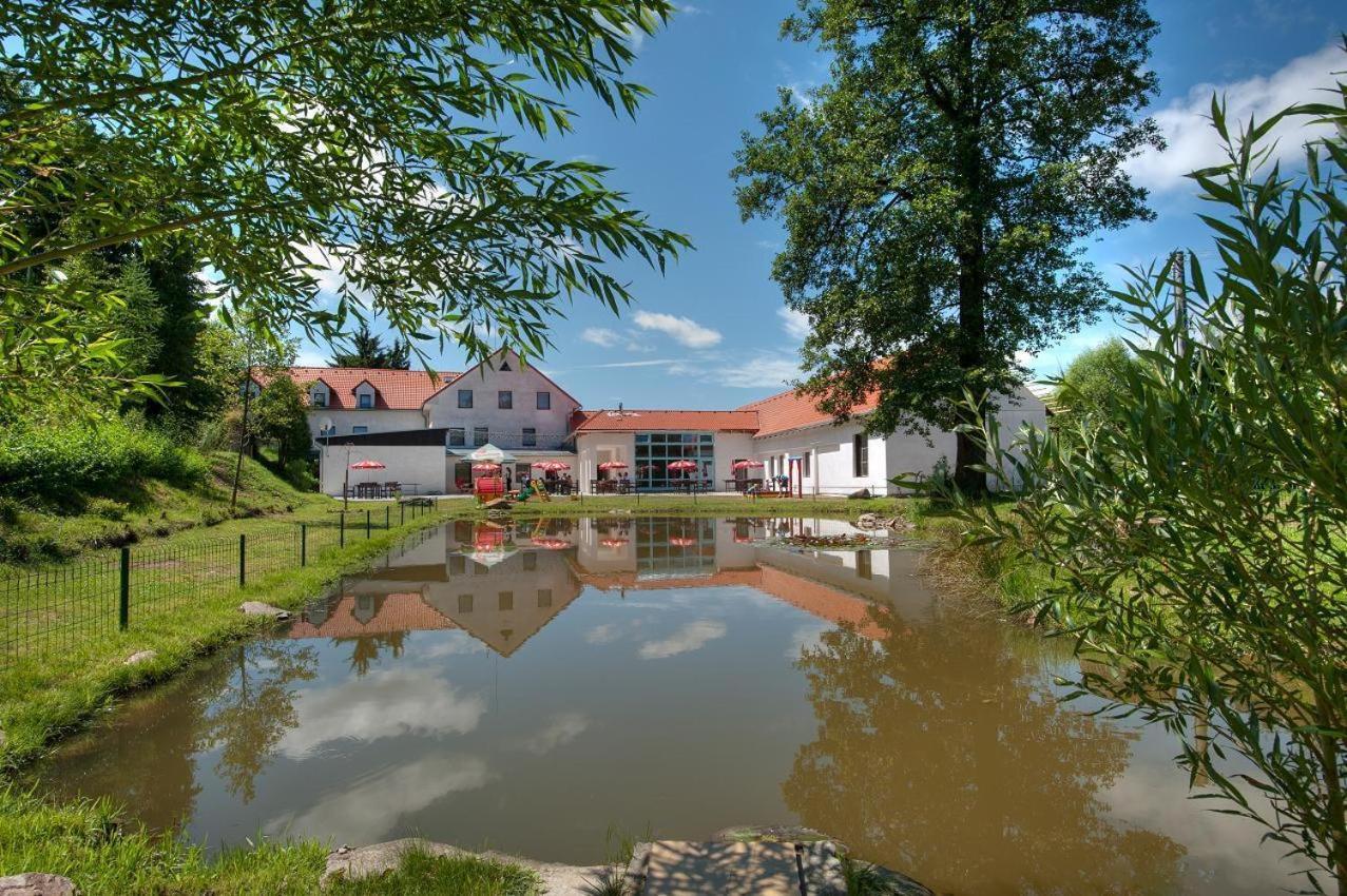 Hotel Mlyn - Jihlava Vílanec Exterior foto